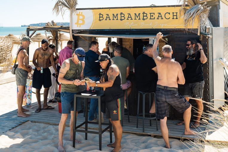 Bezoekers van de strandbar Bam Bam Beach Bitcoin in Lagos, in het zuiden van Portugal. Beeld ANP/The New York Times Syndication