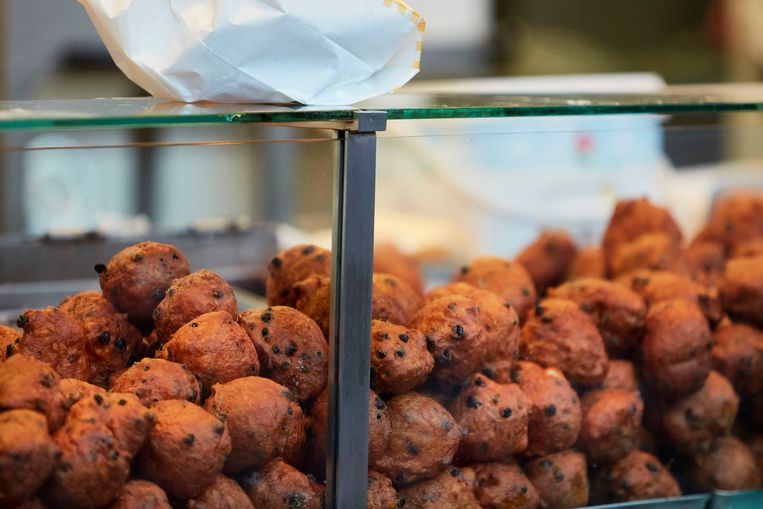 THE HAGUE, NETHERLANDS - DECEMBER 31: People queue up to buy deep fried doughnut balls (oliebollen) as The Netherlands celebrate New Year's eve amid the coronavirus pandemic on December 31, 2020 in The Hague, Netherlands. New Year's eve celebratory fireworks have been cancelled in a bid to curb the spread of Covid-19 infections. (Photo by Pierre Crom/Getty Images) Beeld Getty Images