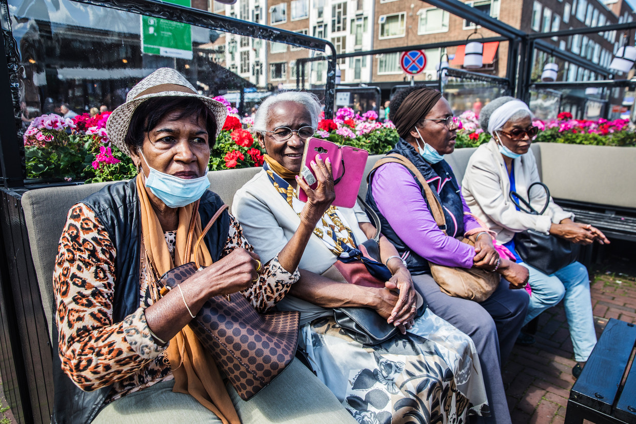  Edna, Edith, Agnes en Helen zijn zussen, twee keer per jaar gaan ze op zussendag. Alle vier kiezen ze heel bewust voor een mondmasker. 'Op de markt kom je zoveel mensen tegen. Dan kun je er beter eentje. Voor je eigen veiligheid en voor de ander.' Beeld Aurélie Geurts