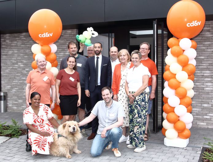 Sammy Madhi bezoekt en ontbijt in de vernieuwde parochiezaal.