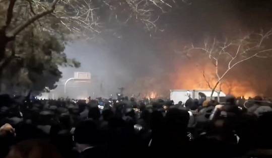 Dodental protesten in Iran boven de 500, meldt mensenrechtenorganisatie • ‘Trump overweegt militaire interventie’