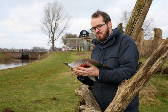 Julian Overweg met het Natuurmagazine Beleef Natuur in Hardenberg.