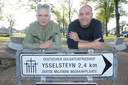 Fred van den Munckhof (links) en Richard Schoutissen zoeken nabestaanden van de 16-jarige Maria Boumans die begraven ligt op de Duitse begraafplaats in Ysselsteyn.