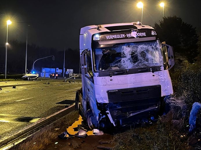 Langs de Roeselaarse ring kwam het tot een botsing tussen een vrachtwagen en (op de achtergrond) een personenwagen.