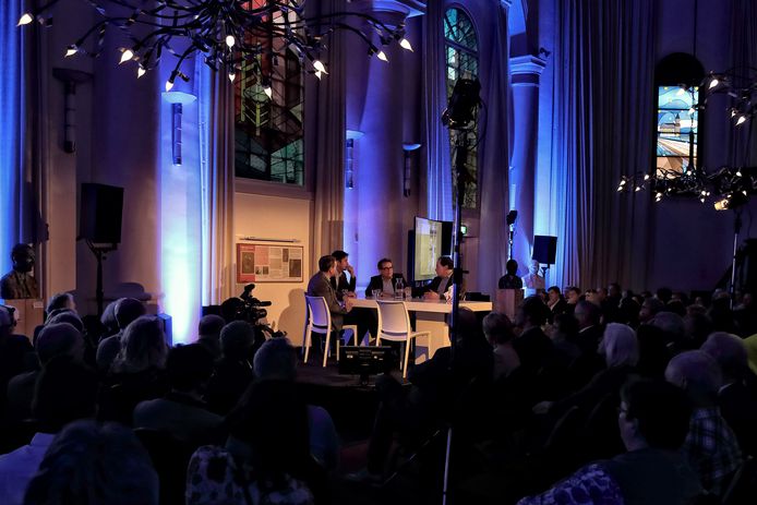 Foto uit 2018, met aan tafel onder meer presentator Cornald Maas en Brabants cultuurkenner Gerard Rooijakkers.