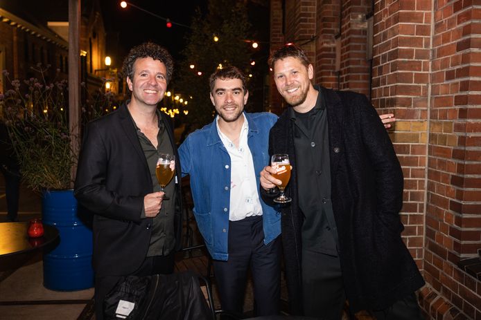 Daan Faber (Mister Kitchen), acteur Bram Suijker en acteur Gijs Naber, die in de film Ronald Koeman speelt: “Shownieuws vroeg al over mijn ontslag. ‘Wat kan ik erover zeggen?’ zei ik.”