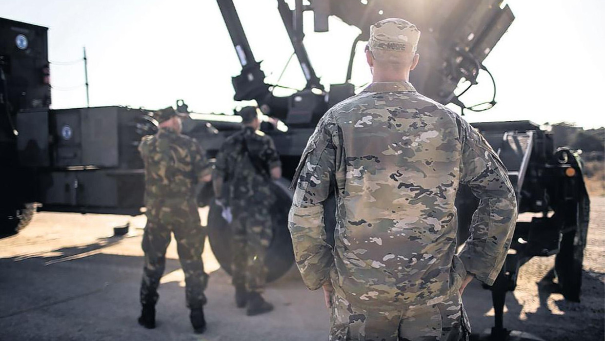 Militairen op de legerbasis Namfi op Kreta. Beeld Ministerie van Defensie