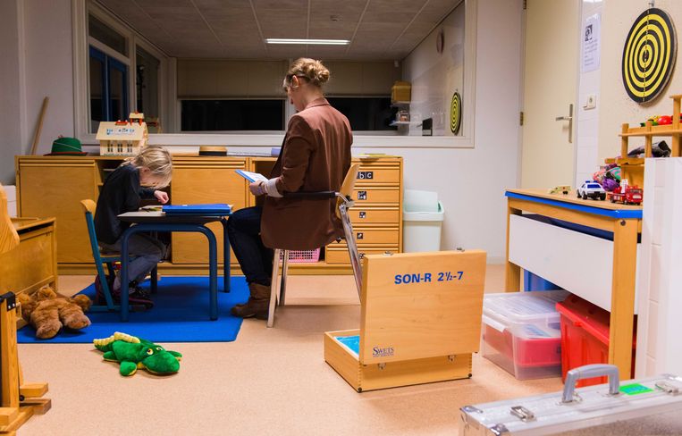 Hulpverlener neemt een test af bij een meisje.  Beeld ANP 