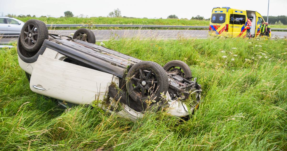 Auto over de kop gevlogen na ongeluk op A12 bij Harmelen