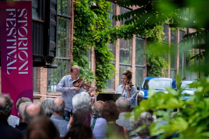 Gwendolyn Masin en Wouter Vossen musiceren in het steegje van het complex Piet Hein Eek.