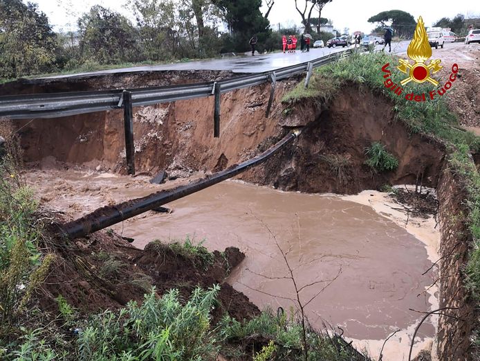 Een brug zakte weg na een serieuze grondverschuiving in San Felice Circeo.