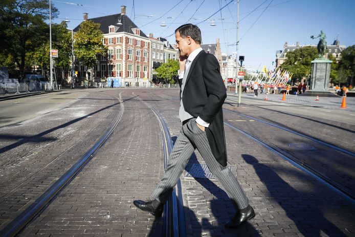 Wie belt met de overheid moet een ‘gewoon mens’ aan de lijn krijgen, vindt minister-president Rutte