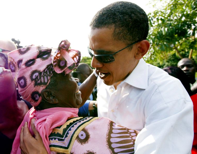 2006, Barack Obama met zijn ‘oma’ Sarah in Kenia.  Beeld AP