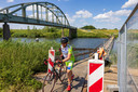 Er is een noodbrug voor fietsers over de zuiderkanaal/Oude Maasje bij Sprang Capelle, zodat de oude brug opgeknapt kan worden.