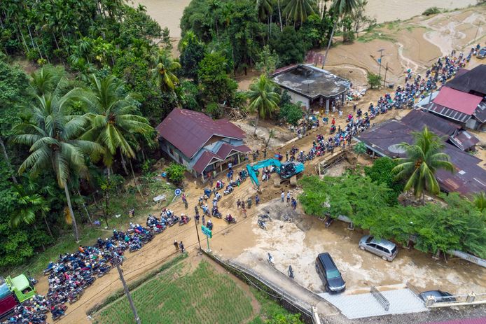 Banyak jalan terendam banjir akibat hujan deras.