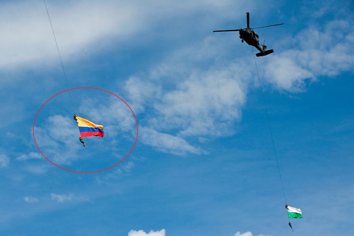 Jesus Mosquera en Sebastian Gamboa bungelen met de Colombiaanse vlag van een kabel uit een helikopter net voor het dodelijke incident.