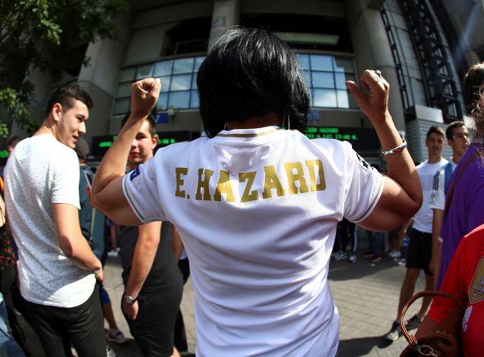 Een fan met het shirt van Hazard aan Bernabeu.