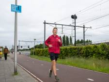 Zingen tijdens het hardlopen? Deze bordjes dagen je uit... ‘Het is een ludieke actie’