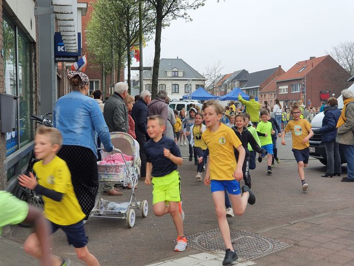 Zo'n 600 leerlingen van de twee basisscholen uit Merksplas deden mee aan de scholenloop.
