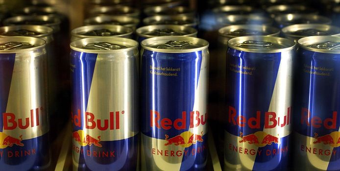 Blikjes Red Bull, foto ter illustratie.