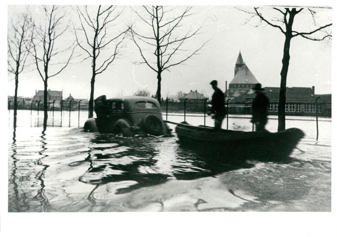 Wateroverlast is van alle tijden, zoals op deze oude foto uit de Almelose Violierstraat te zien is.