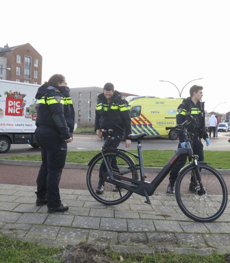 Picnicbezorger rijdt fietser aan op rotonde in Bunschoten