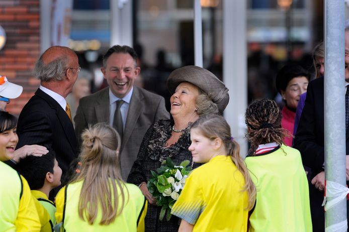 Koningin Beatrix en Gerrit Breeman (links naast de vorstin) gieren het uit bij de opening vanmultifunctioneel centrum Malburgstaete in de Arnhemse wijk Malburgen in 2014.