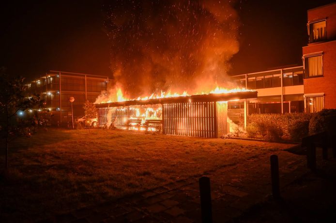 Een enorme vuurzee bij een verzorgingstehuis in Vriezenveen afgelopen nacht