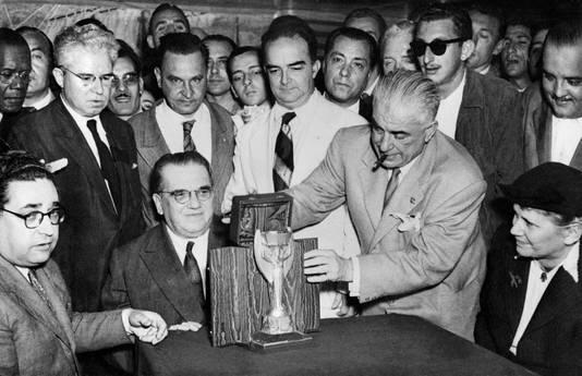 Voetbalbobo's hebben zich verzameld rond de Jules Rimet Cup, in 1950 de wereldbeker.
