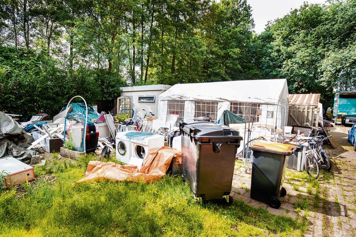 De achterkant van de woonwagen in Tubbergen waar de politie eerder deze week de familie B. oppakte.