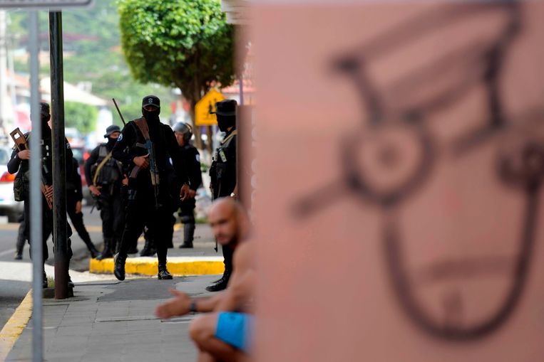 Oproerpolitie in actie tijdens protesten tegen het regime van Ortega. Beeld AFP