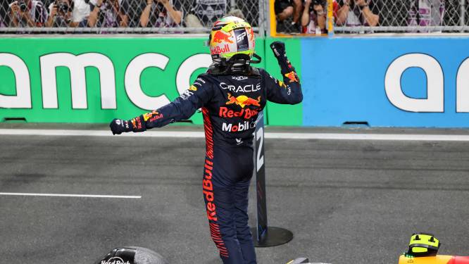 Sergio Pérez als winnaar over de streep na geweldige race van Max Verstappen