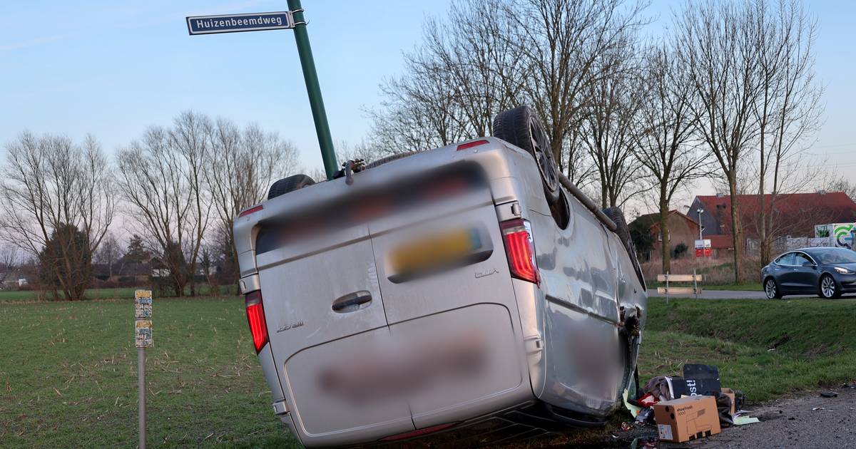 Busje met kindje erin belandt op dak na ongeval op kruising in Oss.