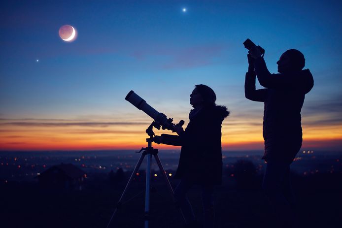 Op de vroege vrijdagochtend kunnen we genieten van een zeldzaam astronomisch fenomeen: Mercurius, Venus, Mars, Jupiter en Saturnus zullen met het blote oog te zien zijn aan de hemel.