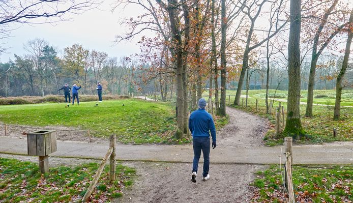 Wandelpad tussen twee delen van golfbaan The Duke.