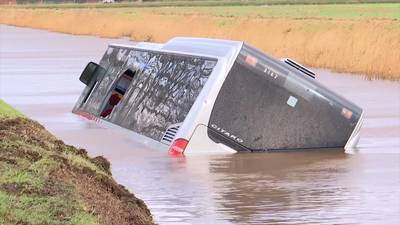 Lijnbus waait water in, inzittenden ontsnappen met noodhamer