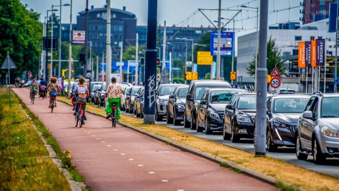 Verkeer in Rotterdam staat muurvast en dat zorgt voor woedende bestuurders: ‘Sommigen hebben schijt aan alles’ 
