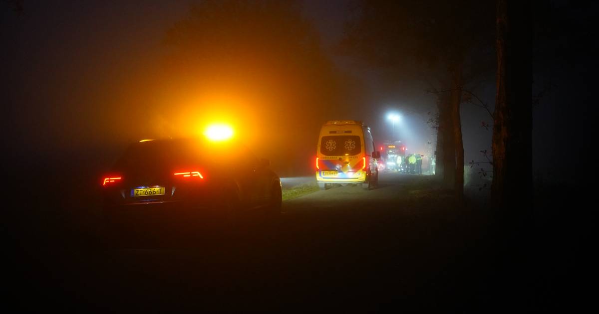 Ernstig ongeluk bij Broekland: auto botst in dichte mist frontaal tegen boom.