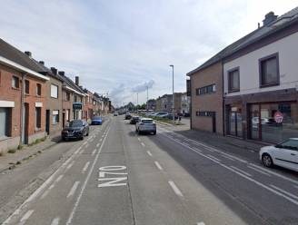 22-jarige bromfietser botst tegen geparkeerde auto op Gentseweg