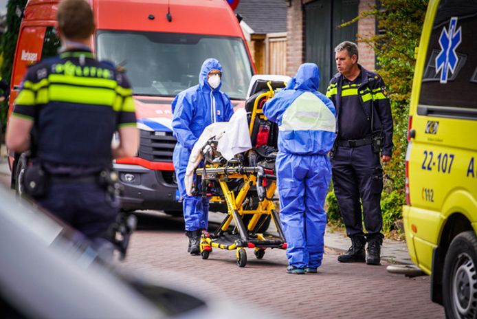 Na de vondst van een drugslab in een huis in Gerwen brengt ambulancepersoneel de verwarde bewoner naar het ziekenhuis