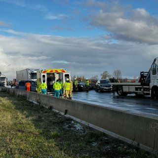 Kettingbotsing met tien wagens en twee vrachtwagens  op A11 richting Brugge: snelweg volledig dicht