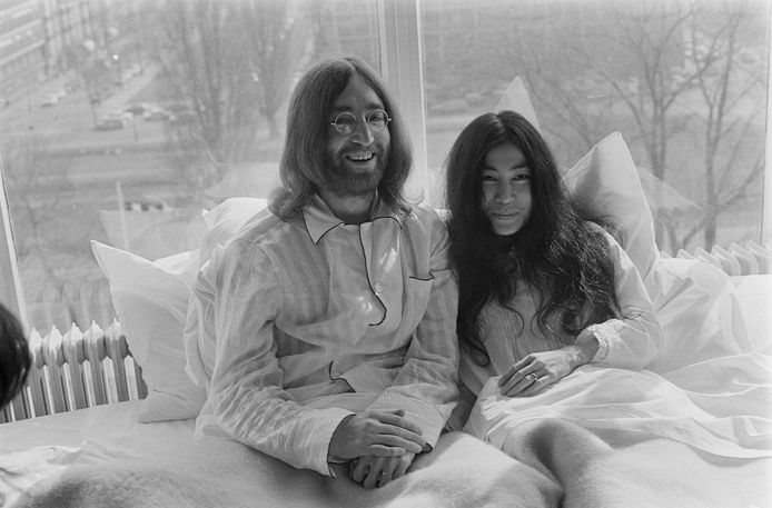 John Lennon en zijn vrouw Yoko Ono in het Hilton Hotel in Amsterdam in 1969. Lennon en Ono waren samen toen hij in december 1980 werd doodgeschoten.