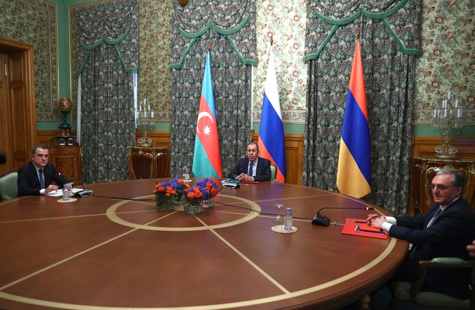 De Russische minister van Buitenlandse Zaken Sergei Lavrov (midden) vrijdag tijdens de besprekingen in Moskou tussen de buitenlandministers van Azerbeidzjan, Jeyhun Bayramov (links), en Armenië, Zohrab Mnatsakanyan (rechts).