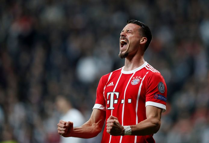 Sandro Wagner viert de derde goal van Bayern.