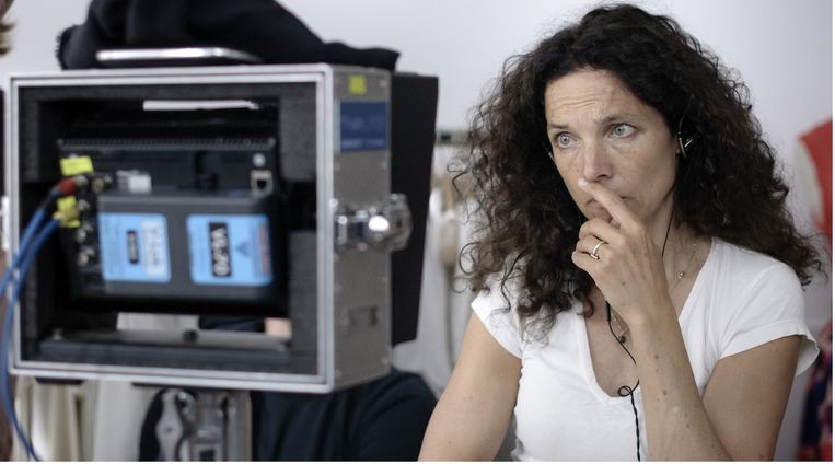 Paula van der Oest, regisseuse van NOORD ZUID, de nieuwe KRO-dramaserie die vanaf 2 januari te zien is op NPO1. Beeld KRO/FourOne.Media