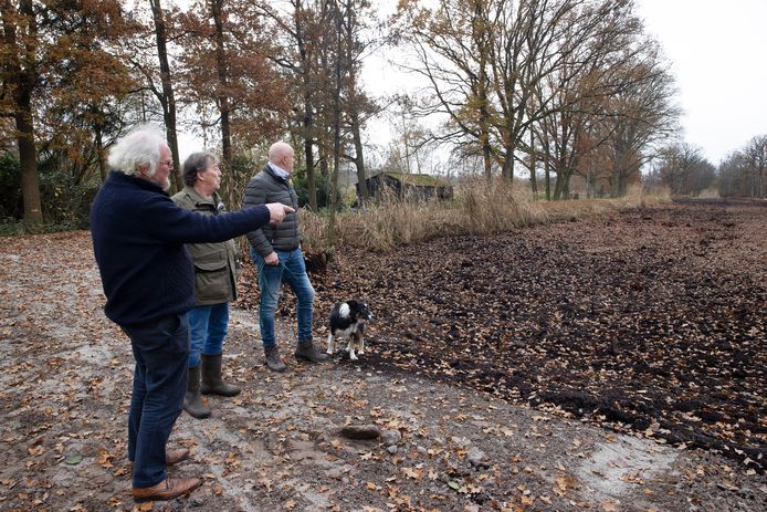Helenaveen ED2021-15272 Ter hoogte van de Bajonetbocht heeft staatsbosbeheer per ongeluk een turfkanaaltje dichtgestort. Dit is een beschermd dorpsgezicht en dus zijn dorpelingen boos Vlnr   *Jan van Woezik* *Toon Daniels**Hans Rademakers*