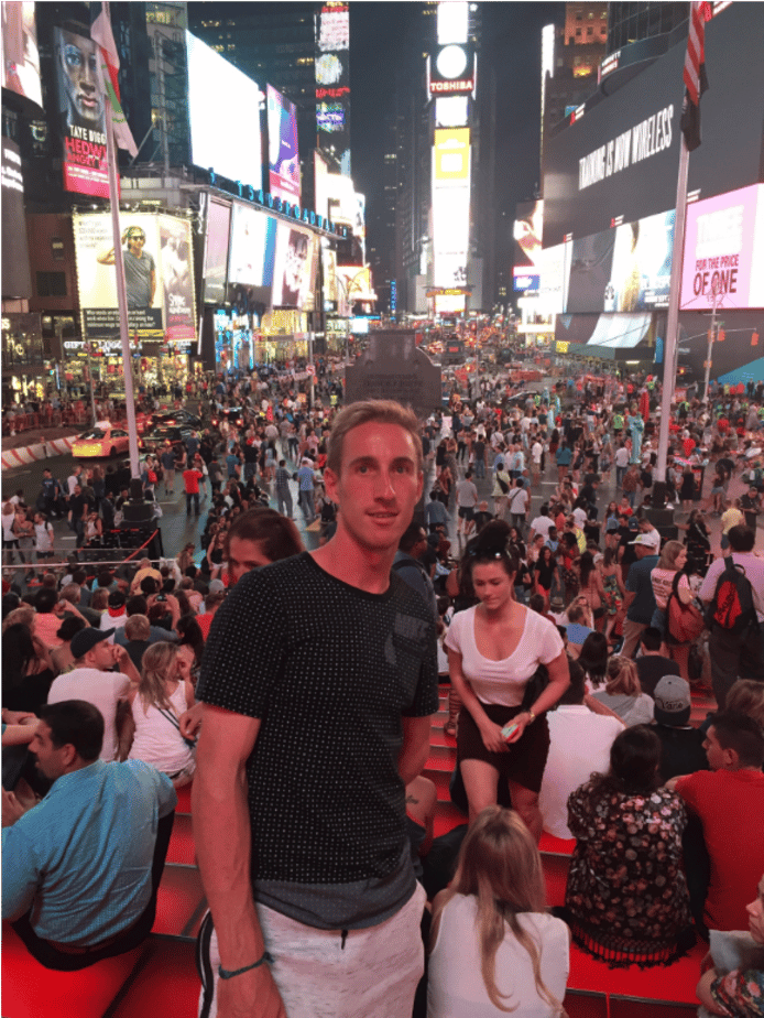 Mark de J. in betere tijden, in New York. Op verzoek van zijn familie zonder balk voor zijn ogen.