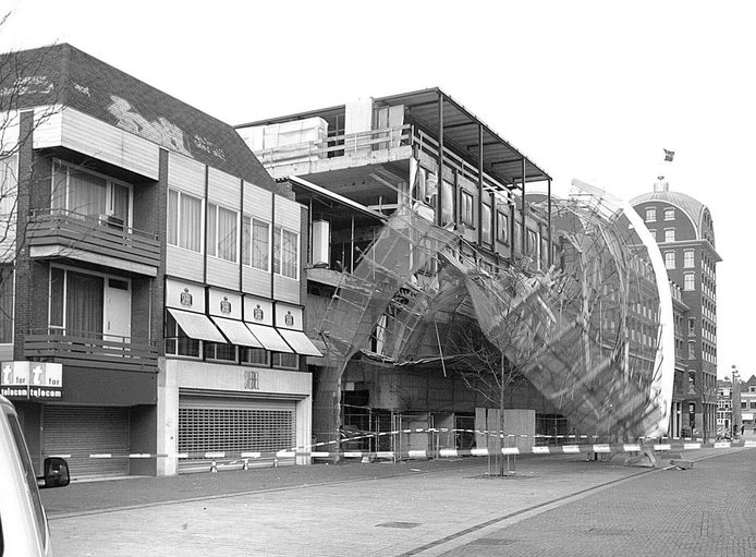 In 2002 ging tijdens een storm een stelling bij het Statenplein om.