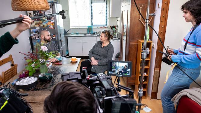 Niek schrikt van een spiegel omdat hij zich inbeeldt dat hij lelijk is, nu maakt hij film over zijn stoornis