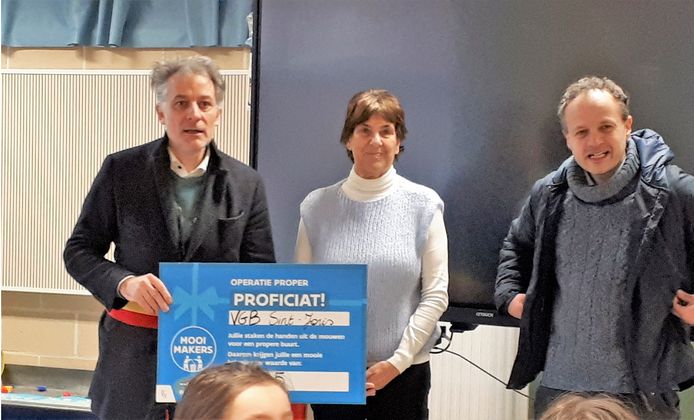 Burgemeester Rudi Beeken en twee schepenen mochten in de Sint-Jorisschool een cheque gaan overhandigen namens EcoWerf en Mooimakers.